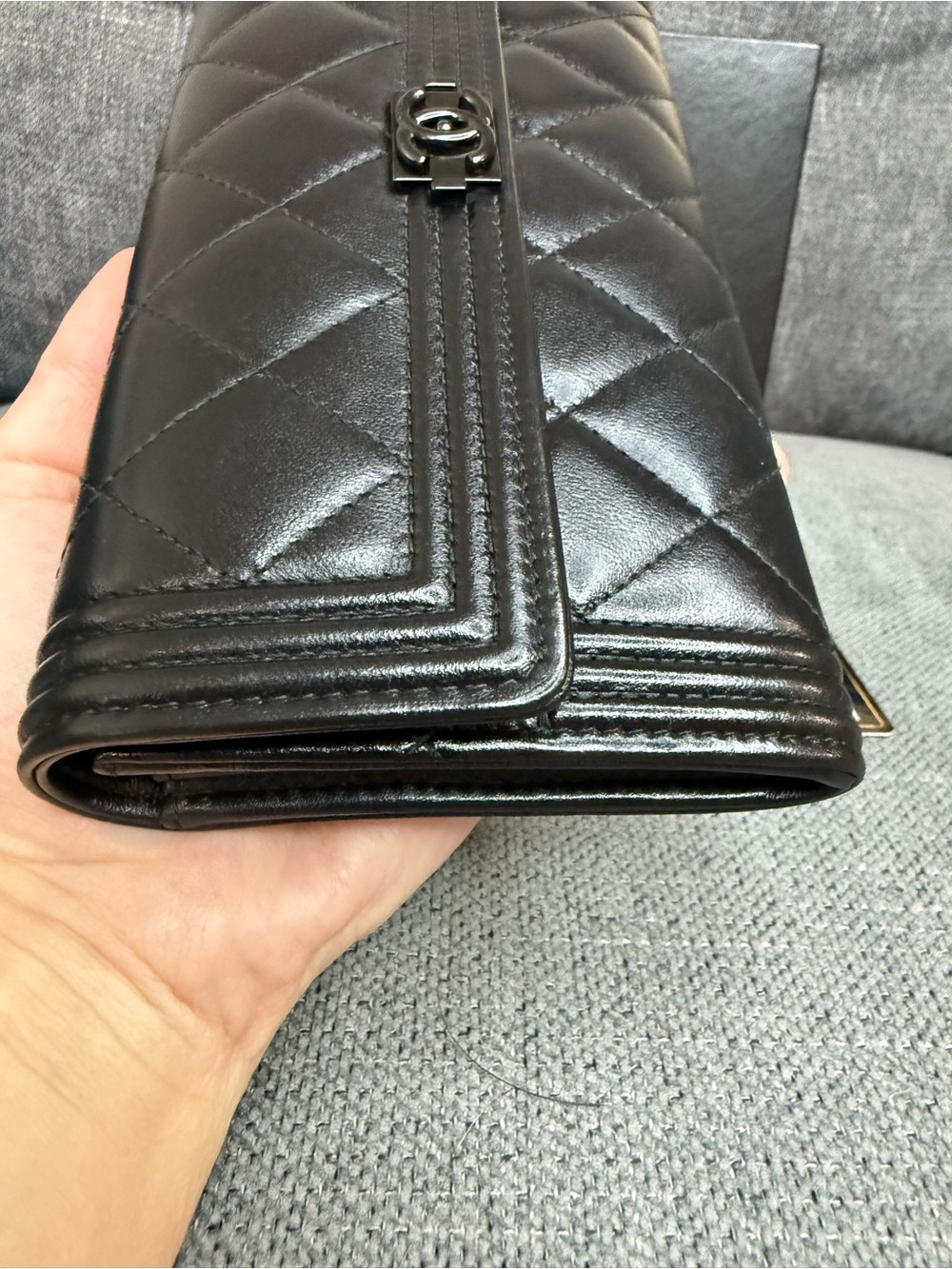 CHANEL Boy SO BLACK lambskin long wallet - Picture 4 of 11